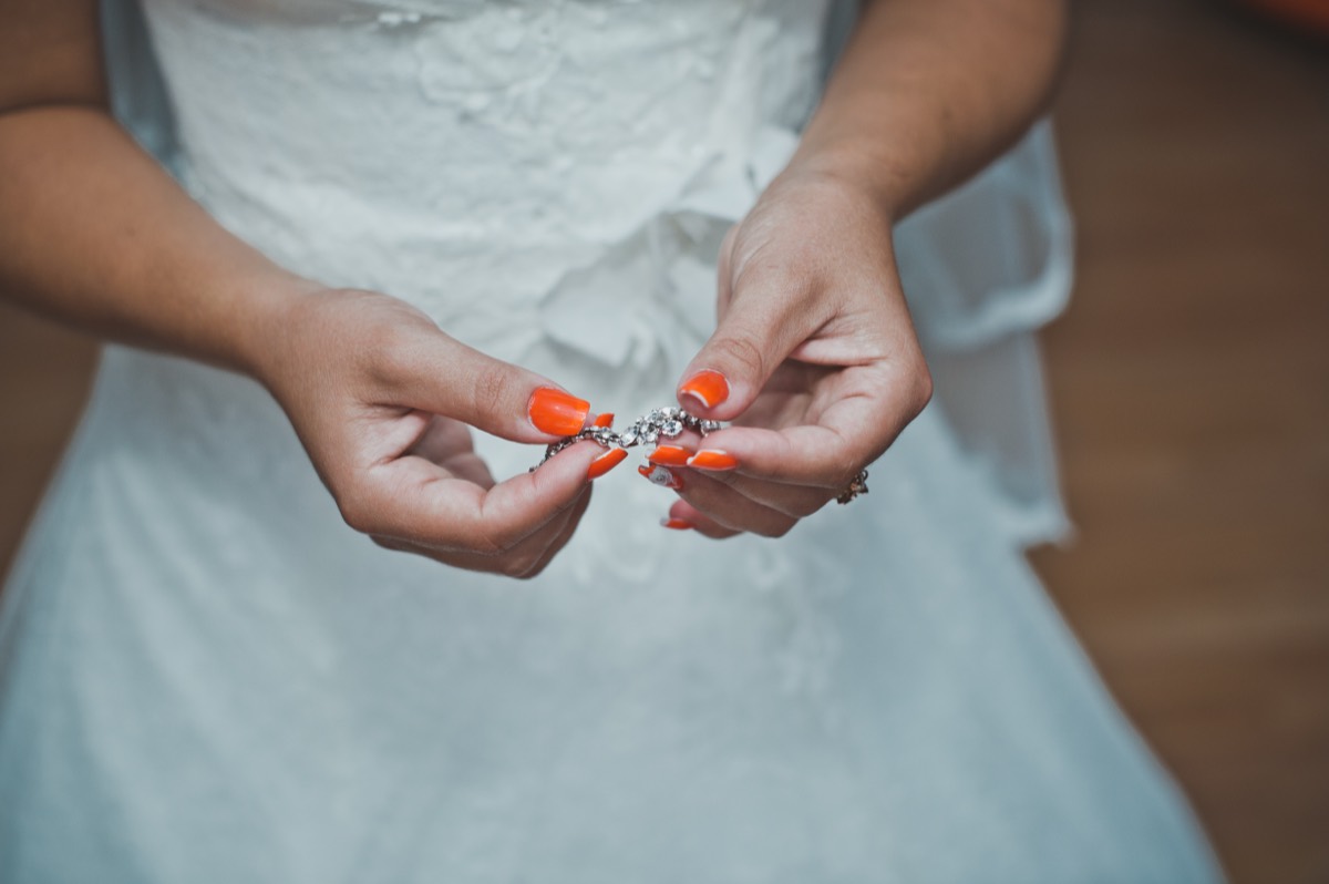 Accroche-traîne pour robe de mariée - bon plan pour danser librement
