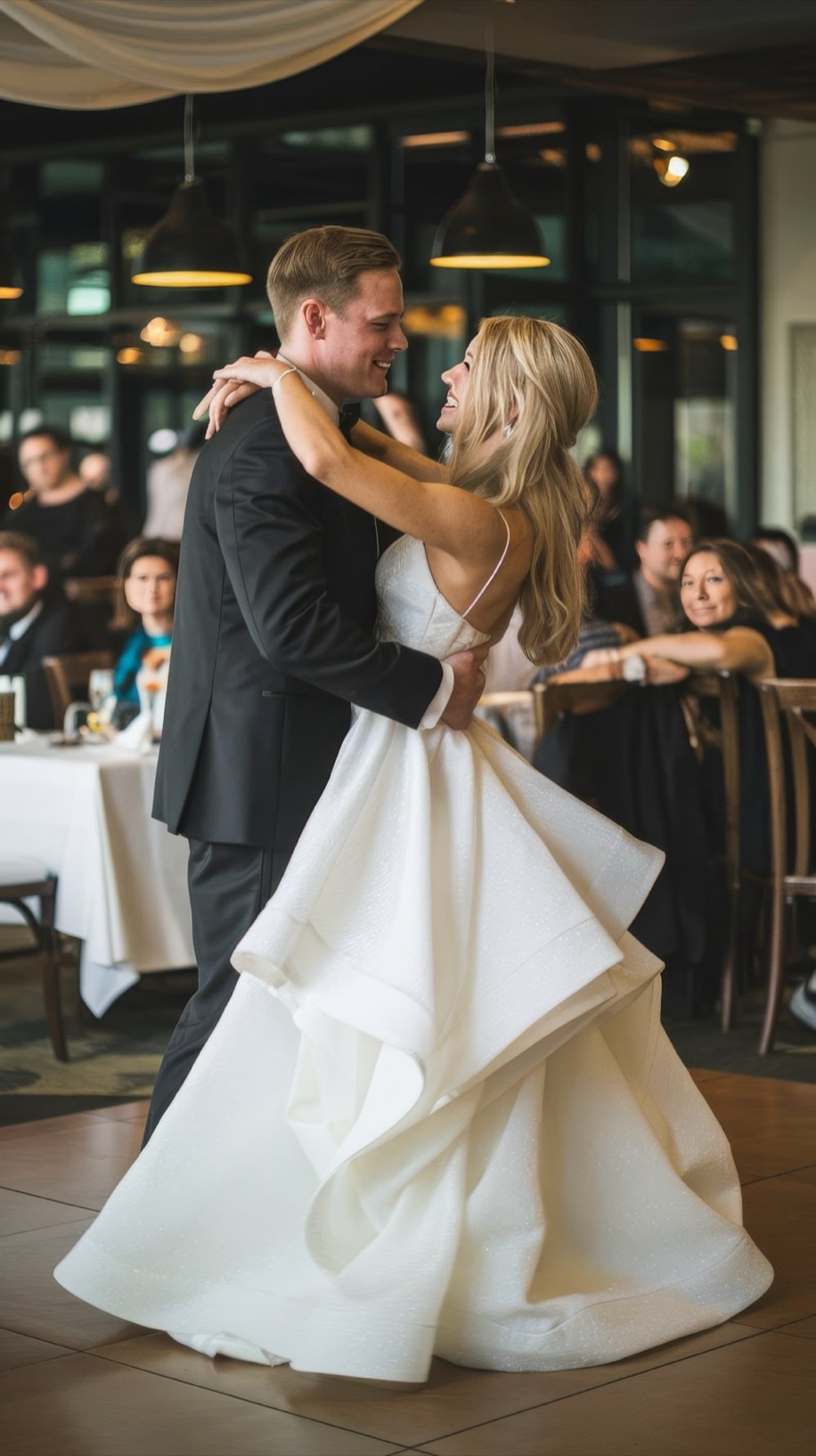 Couple amoureux en première danse au restaurant