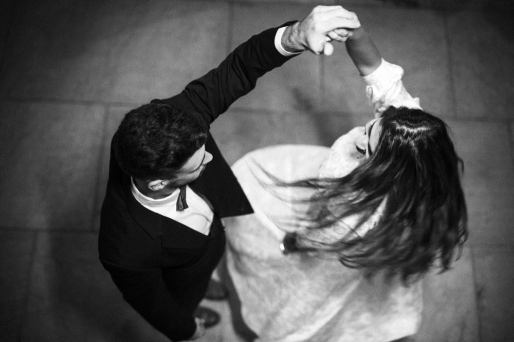 Marié tourbillonne la mariée pendant une valse de mariage - mariage à Paris