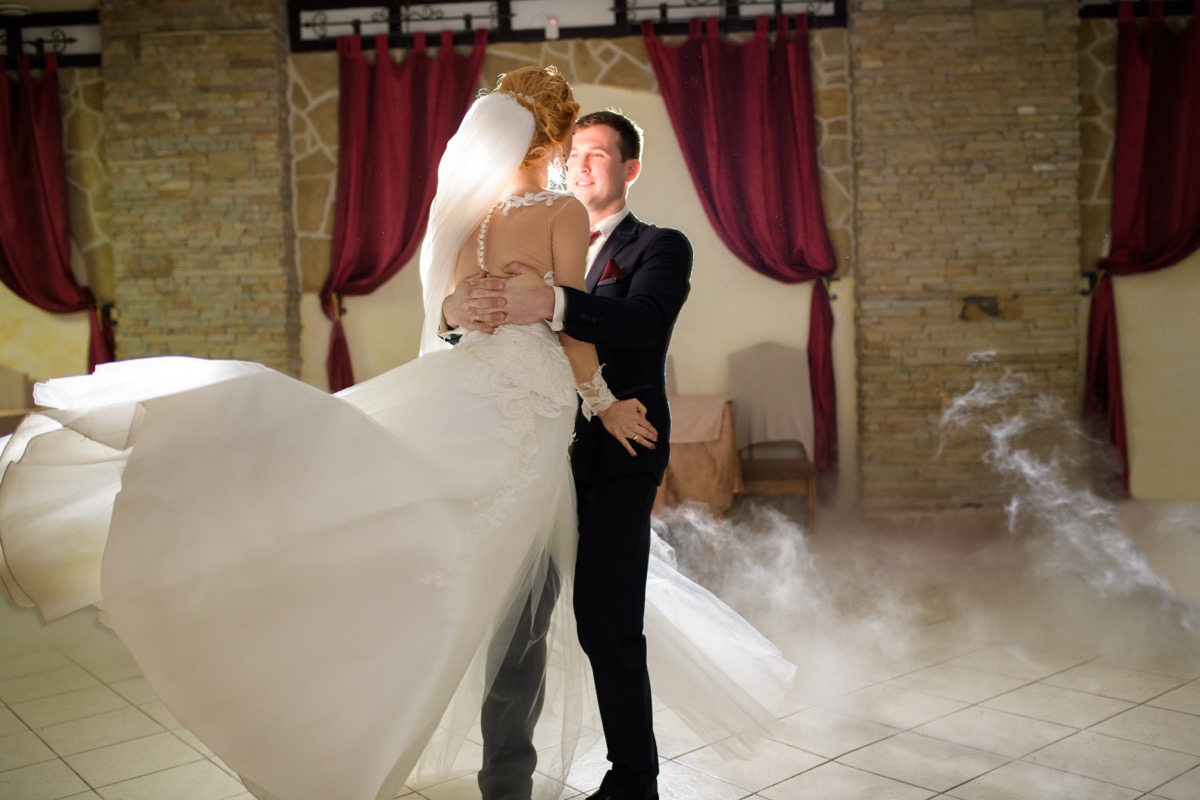La danse des mariés en couple sur la piste de mariage