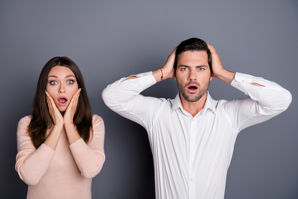 Couple stressé face au trac de l'ouverture de bal